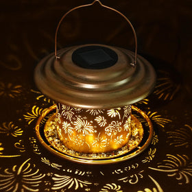 KIMERSE rust-resistant metal bird feeder stands up to outdoor weather while feeding birds.