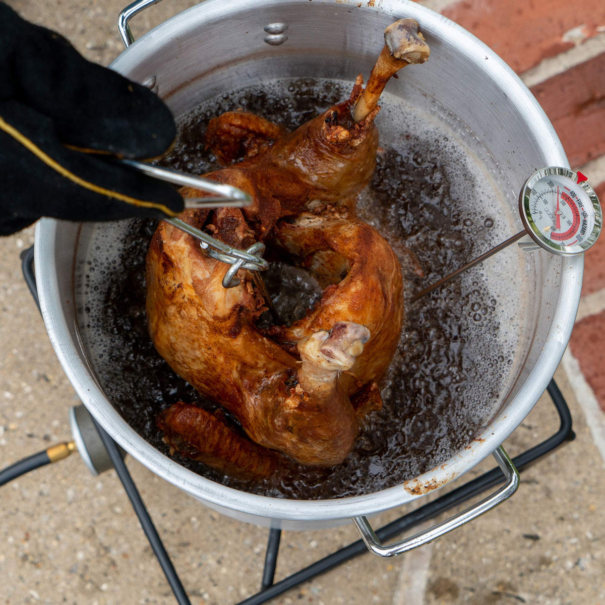 King Kooker aluminum fry pan with basket and heat-resistant handle.