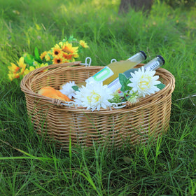 Lightweight yet sturdy design enables easy carrying on picnics