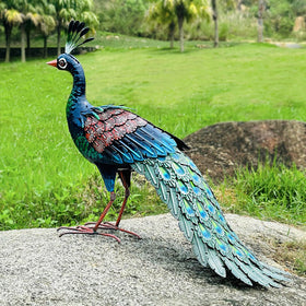 Kircust outdoor peacock statue creates a luxurious garden atmosphere.