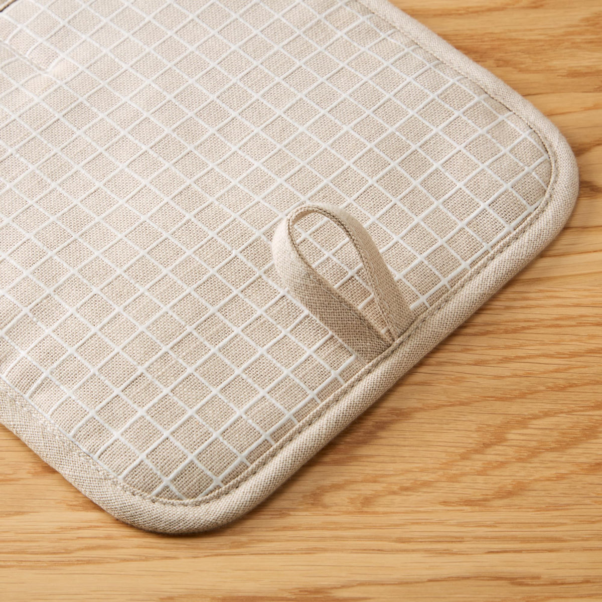KitchenAid 100% cotton shell with thick padding for comfortable protection.