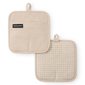 KitchenAid Gourmet Gridlines pot holder shows heat resistance up to 600°F for safe handling.