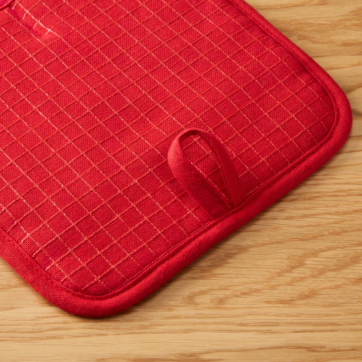 KitchenAid Gridlines 8 x 8 pot holder provides ample coverage for pots and pans