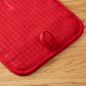 KitchenAid Gridlines 8 x 8 pot holder provides ample coverage for pots and pans