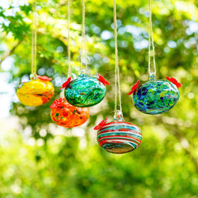 KRISININE glass feeder enhances windows and garden as decorative focal point.