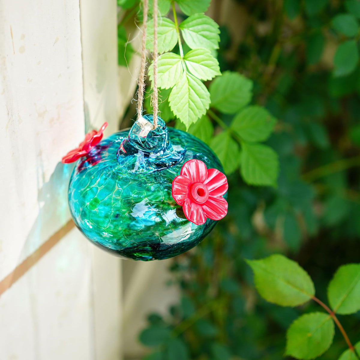 KRISININE hanging hook and twine enable quick outdoor mounting.