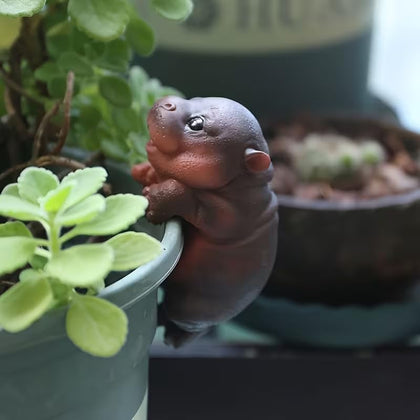 Kudriod Hippo Pot Hugger sits on pot edge to add playful charm.