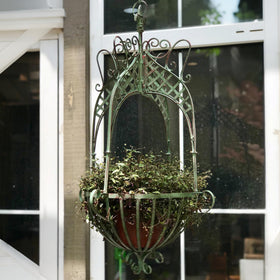 Kynthyre easy-assembly-planter enables quick setup to enjoy plants sooner.