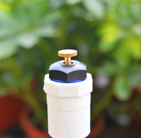 La Farah adjustable irrigation nozzle enables left-right rotation and customizable spray.