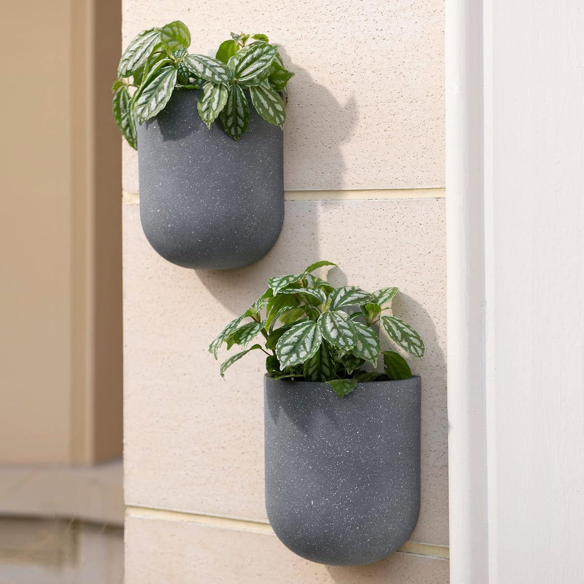 LA JOLIE MUSE lightweight-durable-planter is easy to mount.
