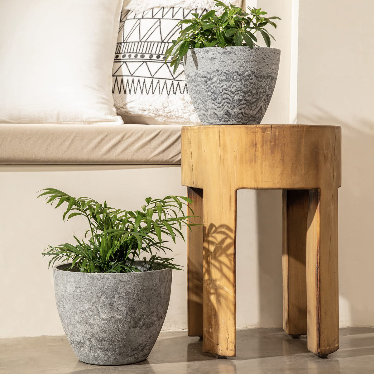 LA JOLIE MUSE planter with four drainage holes for proper watering