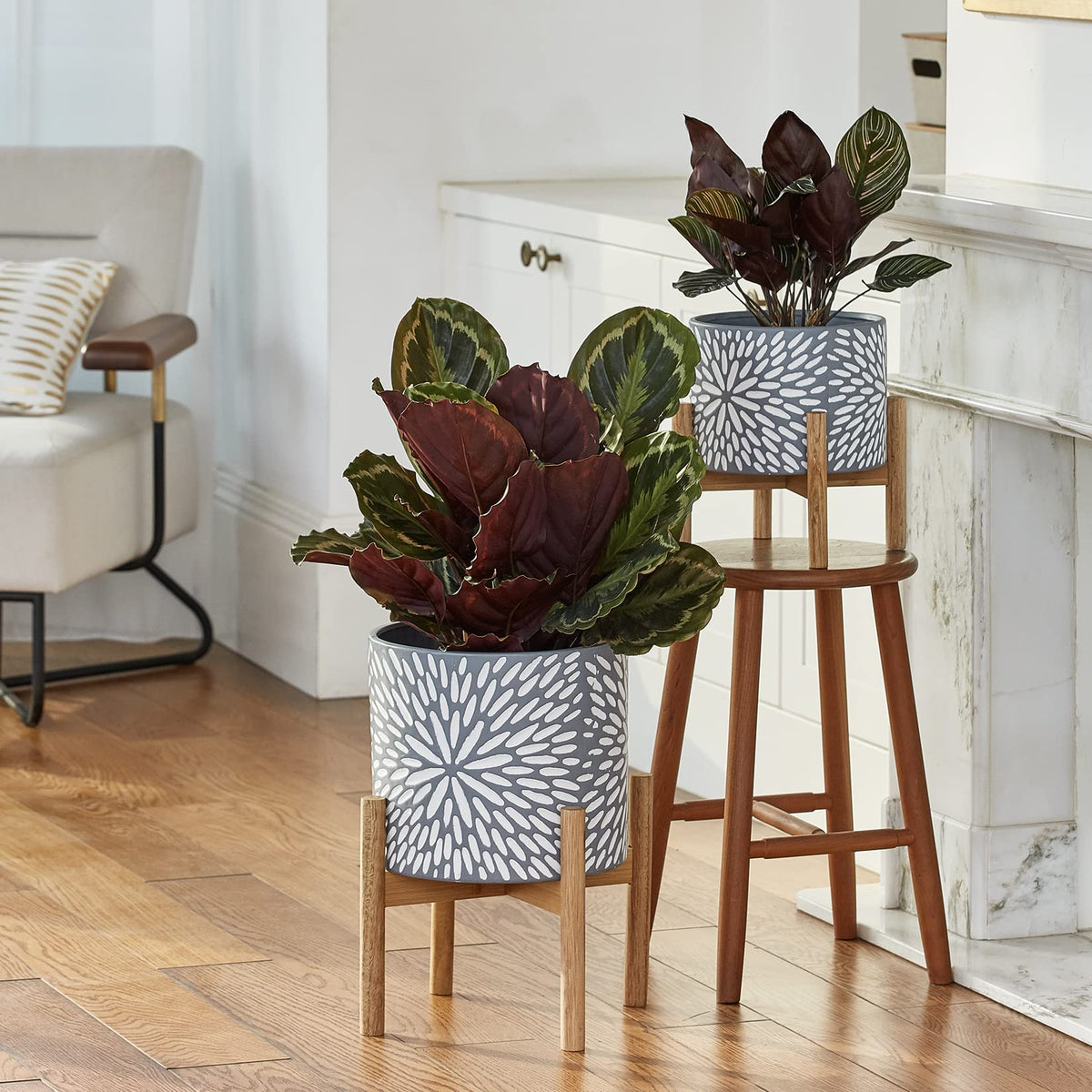 LA JOLIE MUSE sturdy wood stand keeps planter secure on any shelf.