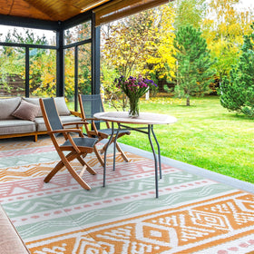 Lahome carry bag with outdoor rug, ideal for on-the-go use.