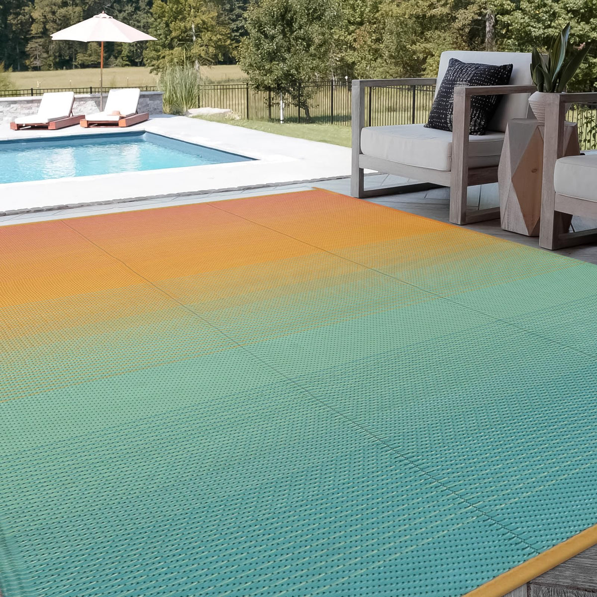 Lahome waterproof rug cleans quickly with shake or rinse.