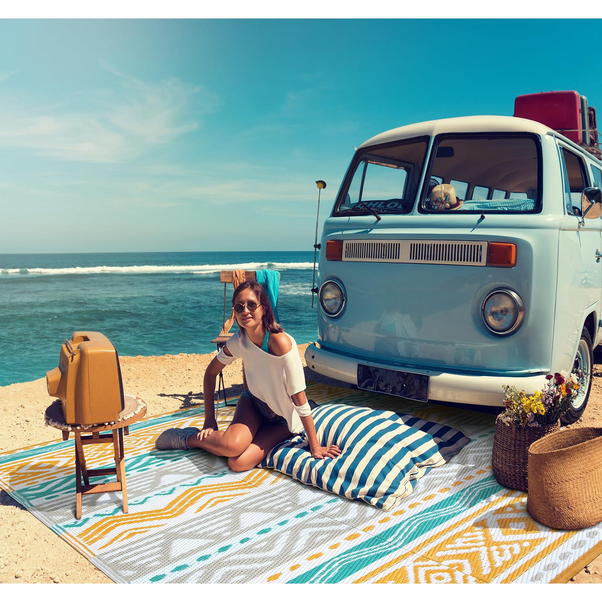 Lahome plastic straw cushion provides soft, comfortable barefoot feel.