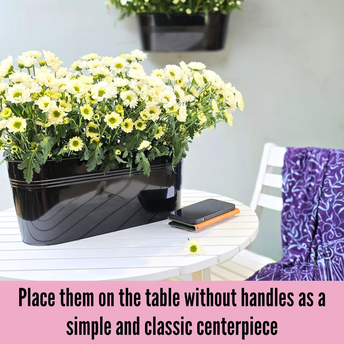 LáLáGreen fence-rail garden display suitable for herbs, flowers, or strawberries