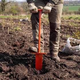 Lasnten heavy duty dibble bar 40 inch length reduces fatigue during long digging tasks.