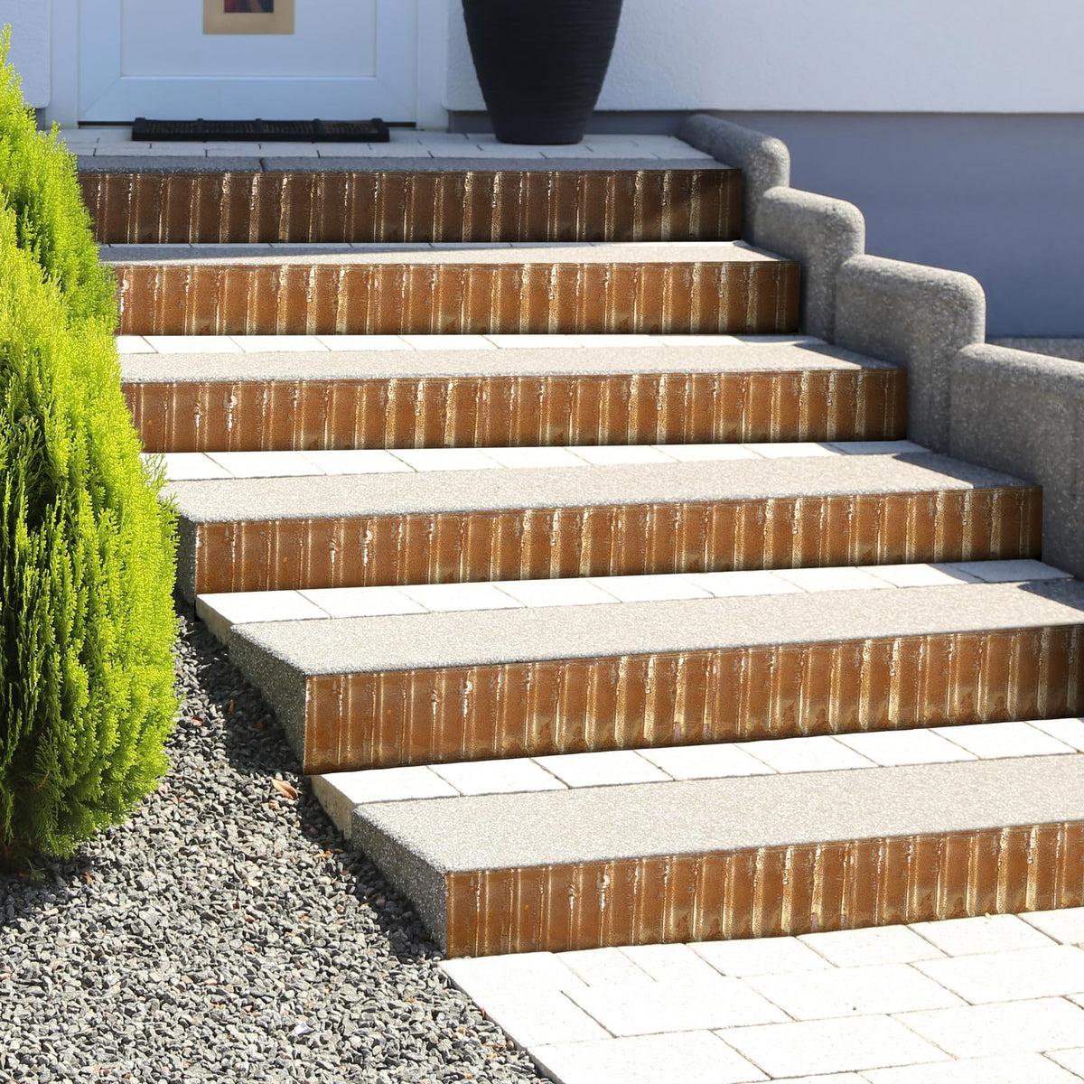 LAVEVE corrugated edging enhances lawns and paths with clean lines.