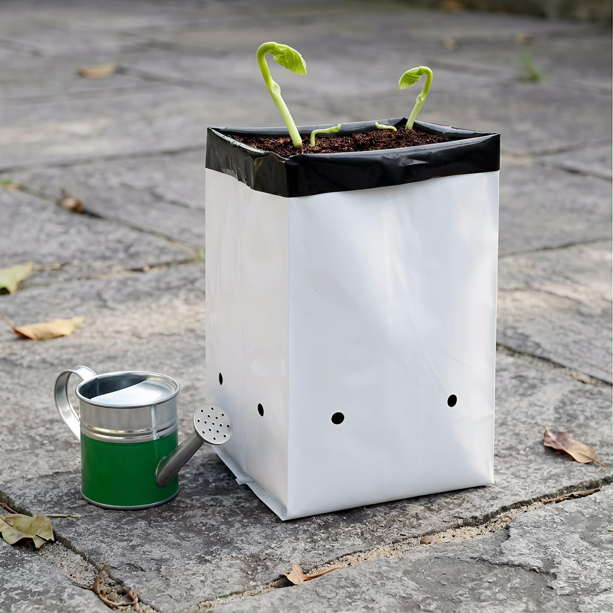 Lawei thick-plastic construction demonstrates durability and reuse potential