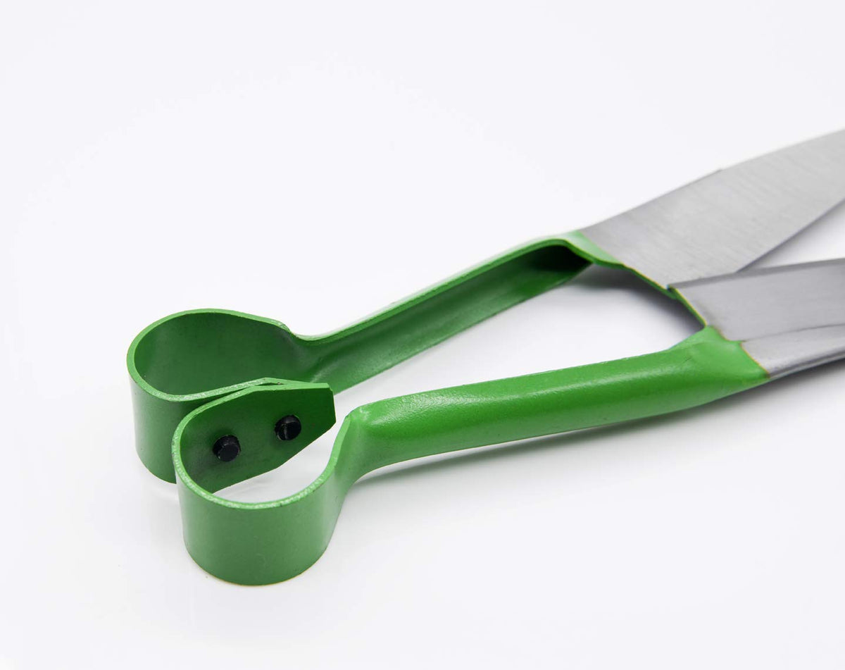 LCDCM Spring-loaded mechanism enabling automatic blade opening.