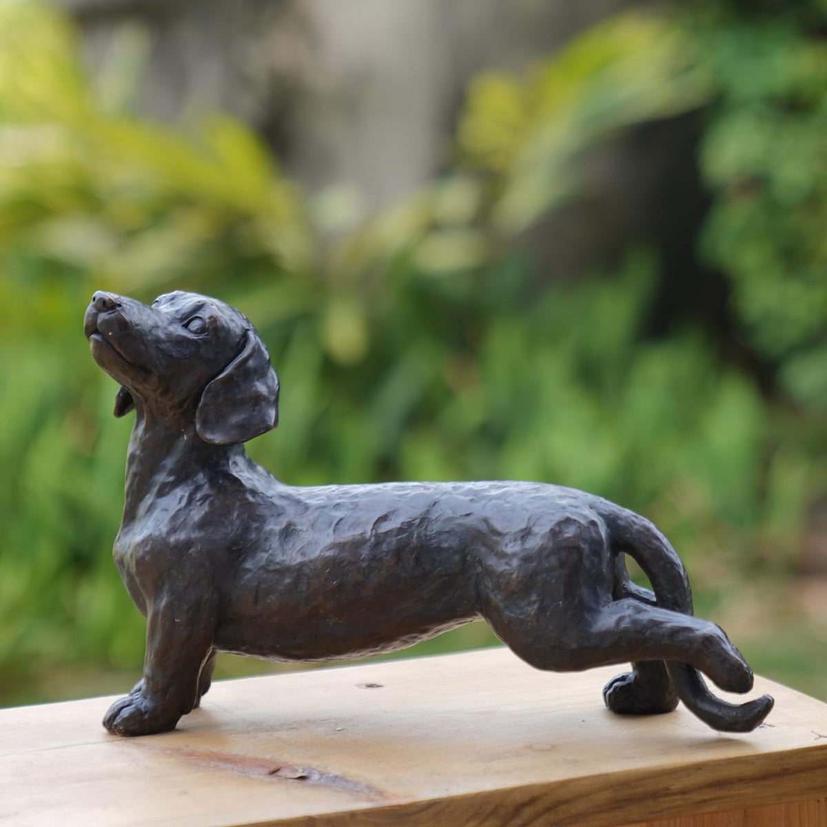 LCdecohome dachshund statue in outdoor dark brown resin adds timeless garden charm.