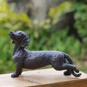 LCdecohome dachshund statue in outdoor dark brown resin adds timeless garden charm.