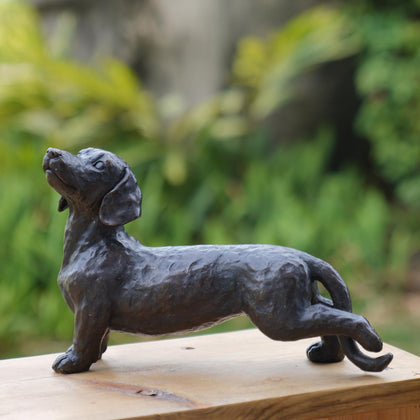 LCdecohome dachshund statue in outdoor dark brown resin adds timeless garden charm.