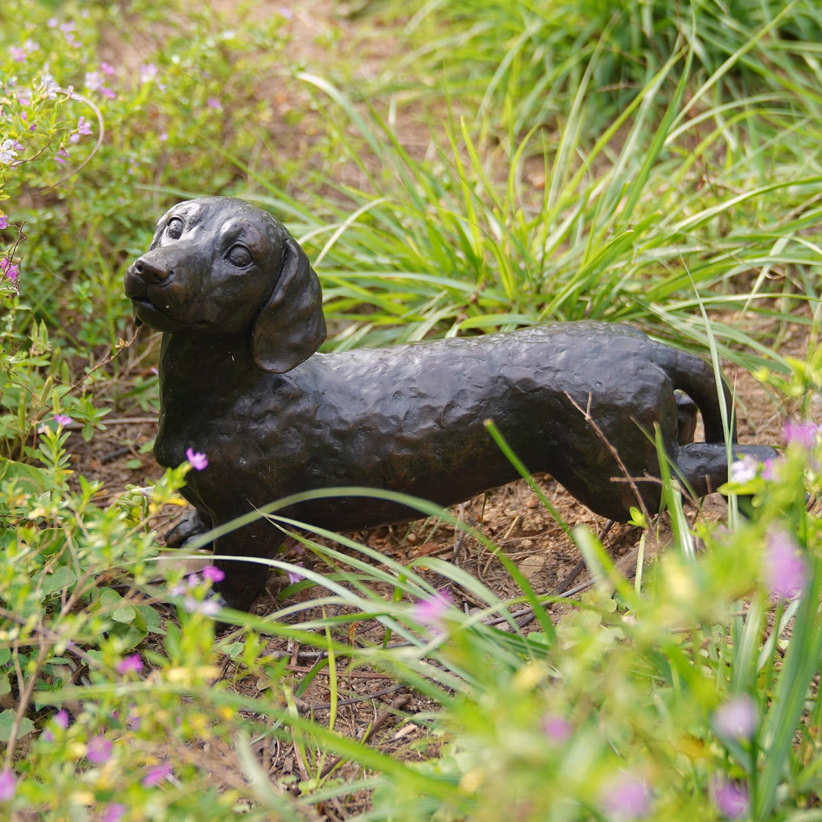 LCdecohome garden dachshund statue highlights intricate sculpting and lifelike posture.