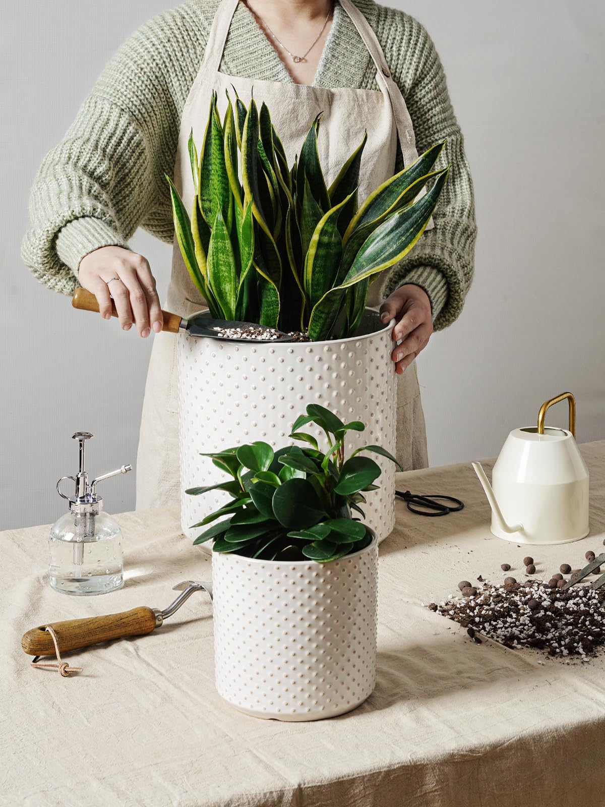 LE TAUCI Arctic White pot showing drainage hole for moisture control.