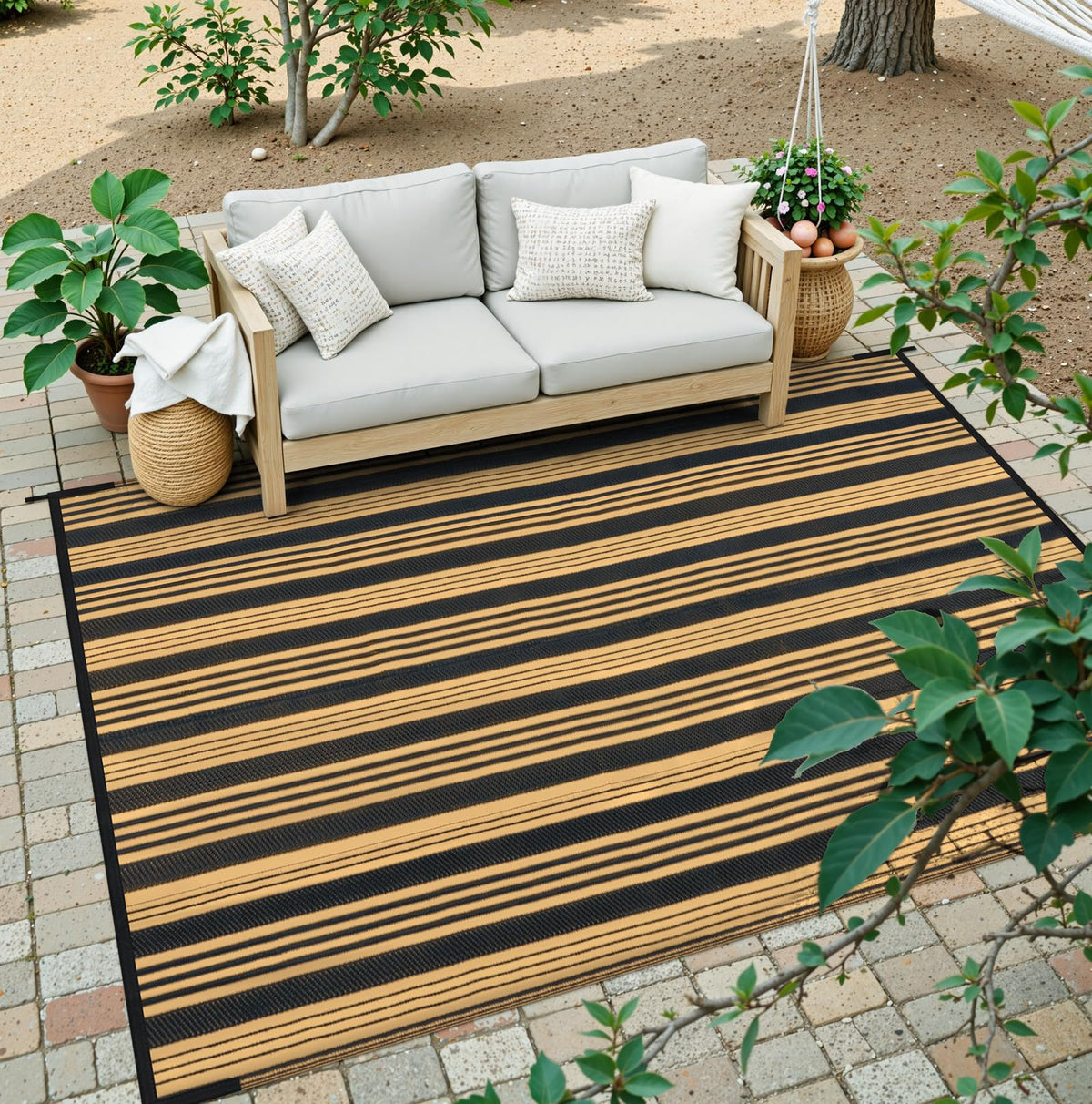 LEEVAN fast-drying outdoor rug suited for patios and decks.