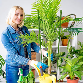 Legigo includes 10 plant clips for quick, secure attachment.