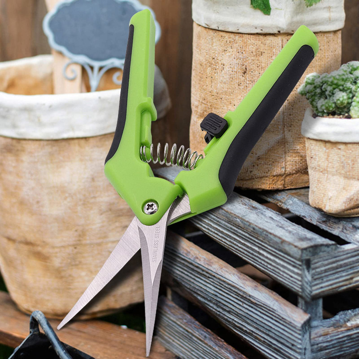 Leisch Life compact handheld garden tool for quick pruning tasks.