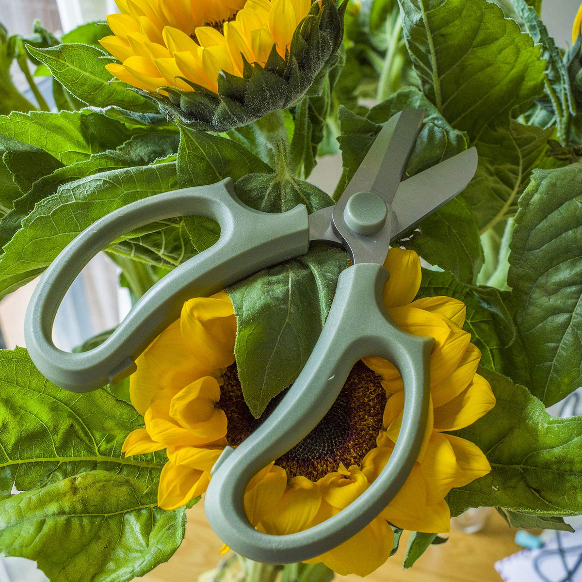 Leize Flower Scissors ergonomic, non-slip handle supports comfortable pruning.