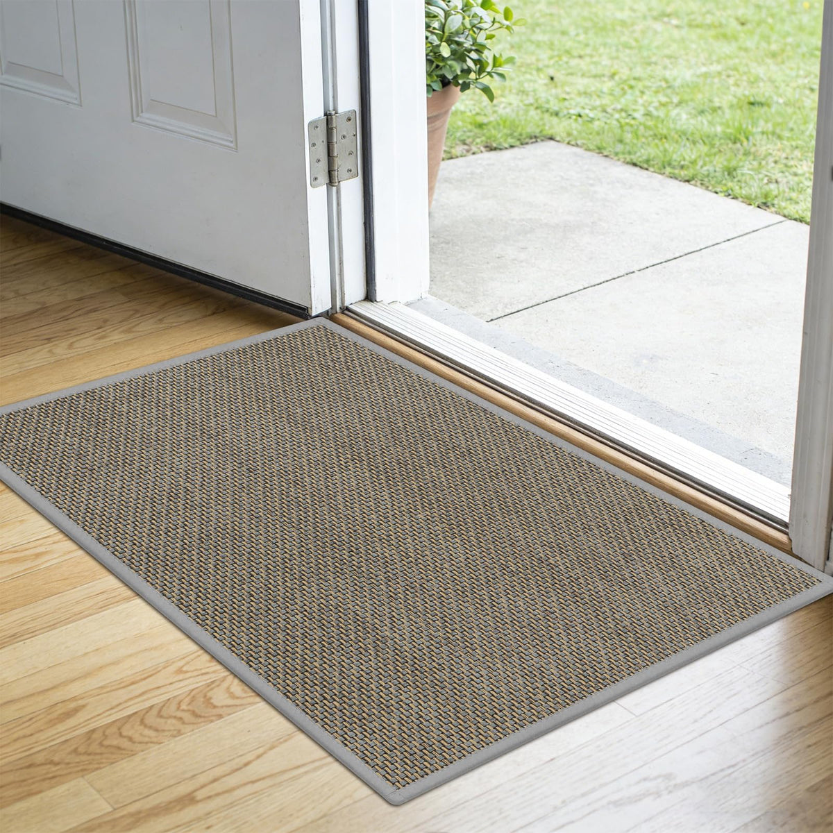 LEKEEPGO door mat handles rain and mud with quick drying.