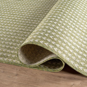 Lena Rug fast drying polypropylene rug dries quickly after outdoor use.