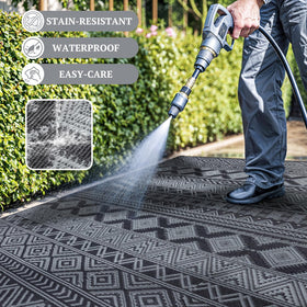 Water beading on LIANLAM polypropylene surface demonstrating waterproof performance