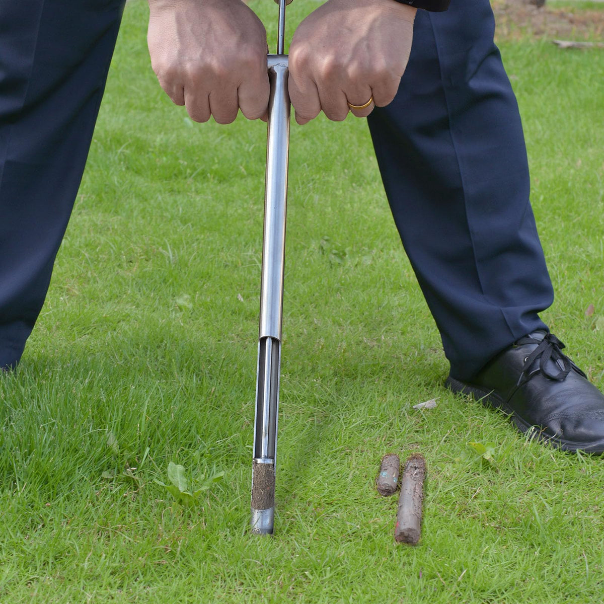 Ready-to-use tool supports quick soil texture, moisture, and pH checks.