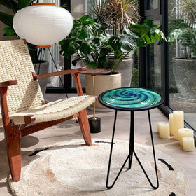 LIFFY triangular legs provide stable placement on surfaces