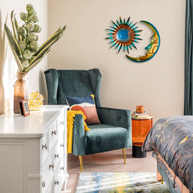 Liffy Weatherproof Sun Wall Decor withstands rain and sun while staying vibrant.