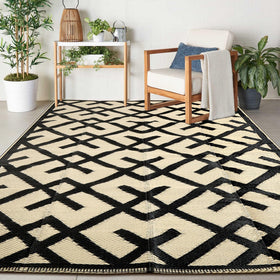 LILIOFFIC waterproof outdoor mat suitable for yards and porches.