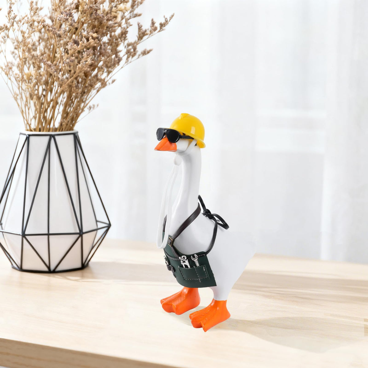 Linastu desk goose detailed stitching on apron highlights quality and charm