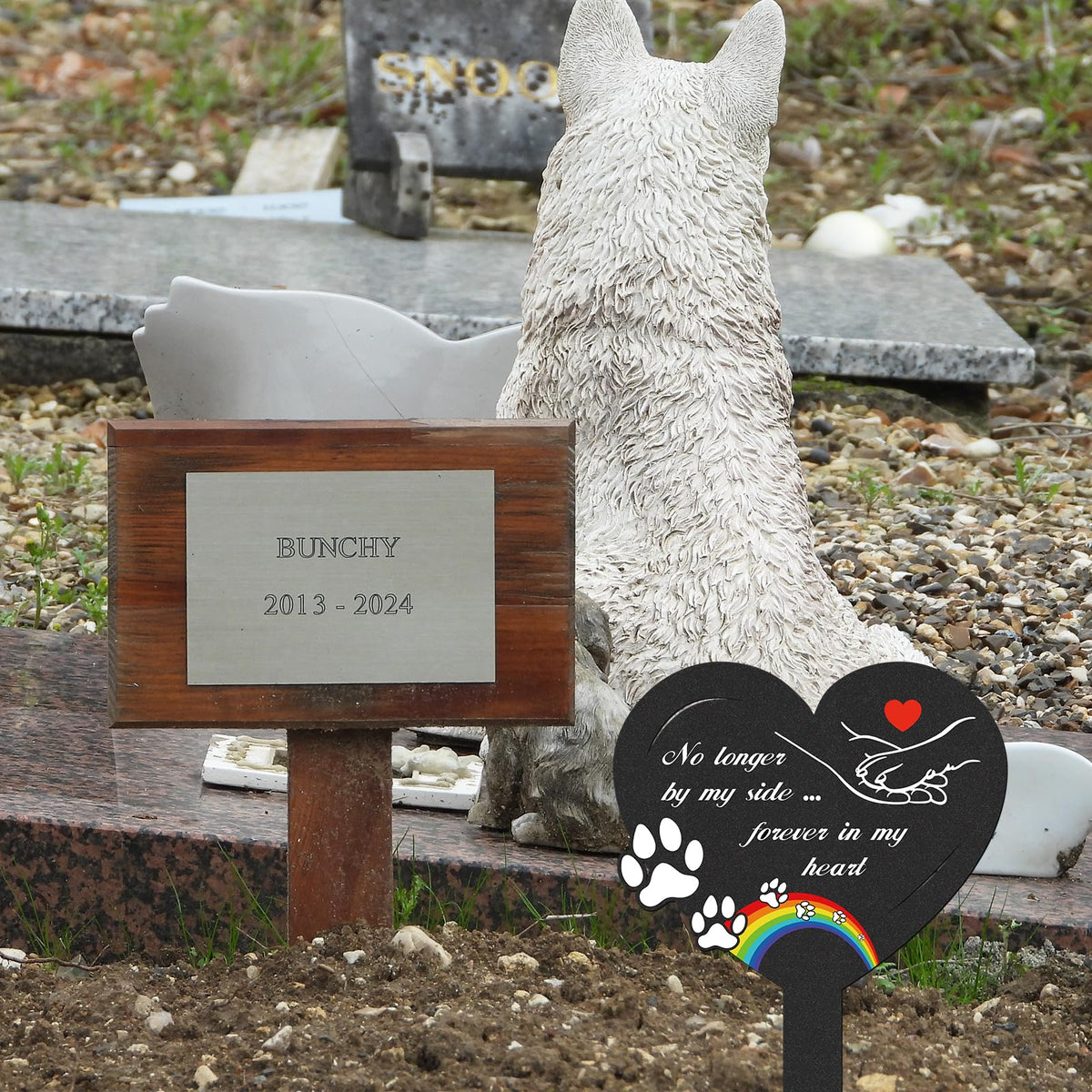 LIRAVENO weatherproof metal memorial stake designed for long-lasting outdoor display