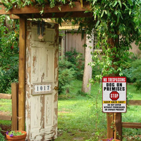 Liukliut funny dog sign adds personality to homes and porches.