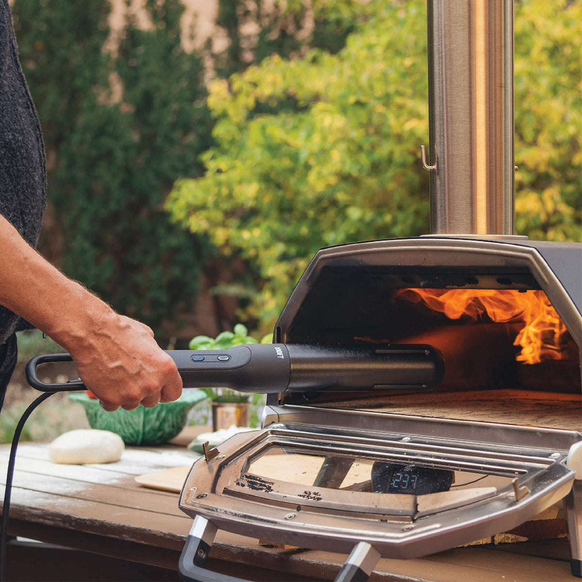 Looftlighter Pro fast-start 60 seconds shows rapid charcoal ignition.
