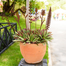 LOTADILO flower-pot decoration stake enhances centerpieces and outdoor displays.