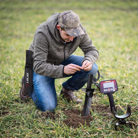 LRLXE gardening-tool design enables loosening soil and planting with ease.