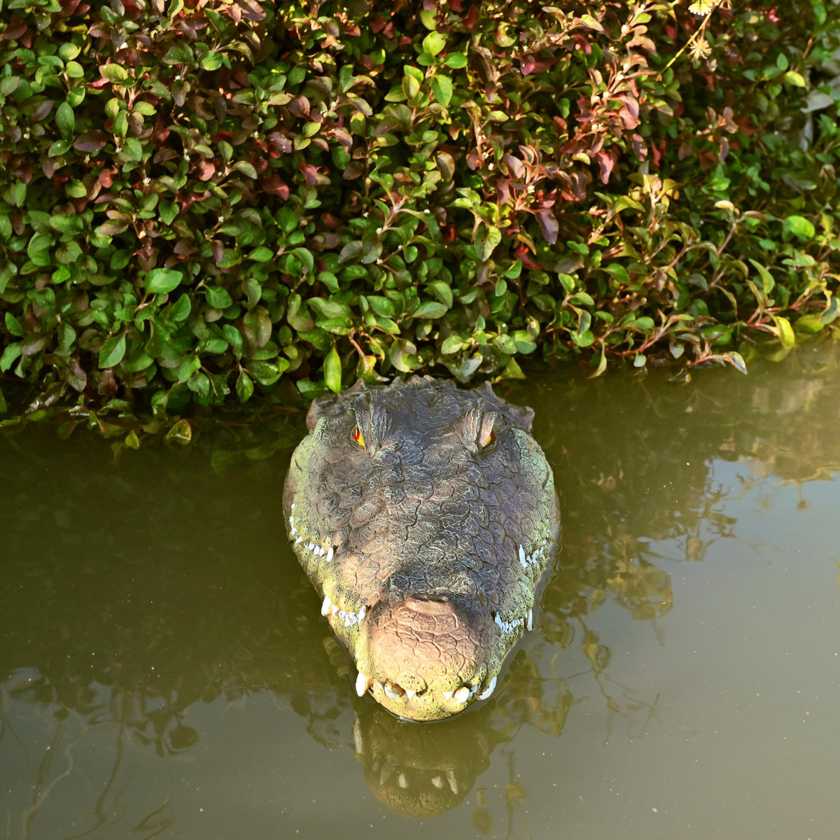 LUEUR textured skin on the alligator head adds convincing realism.