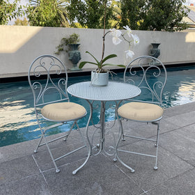 LVTXIII easy-care cushions simplify maintenance with spot cleaning and indoor storage.