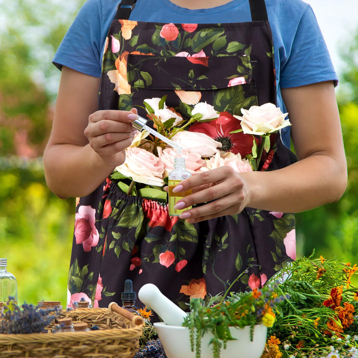 Versatile Maiteenly apron doubles as a laundry apron for hands-free chores.