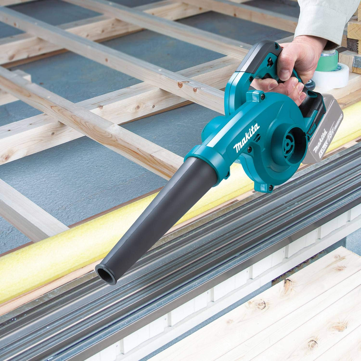 Makita XBU05Z blower with compact ergonomic design for easy handling.